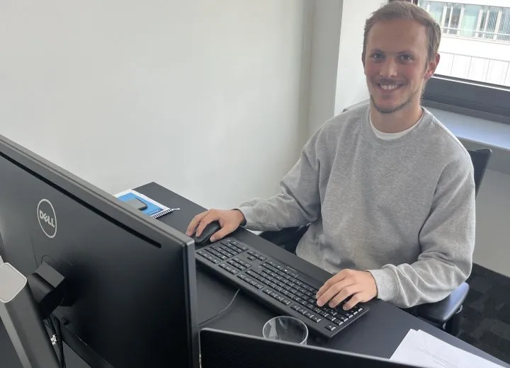 IMG 2325 Praktikant der farbcode GmbH an seinem Arbeitsplatz mit zwei Bildschirmen