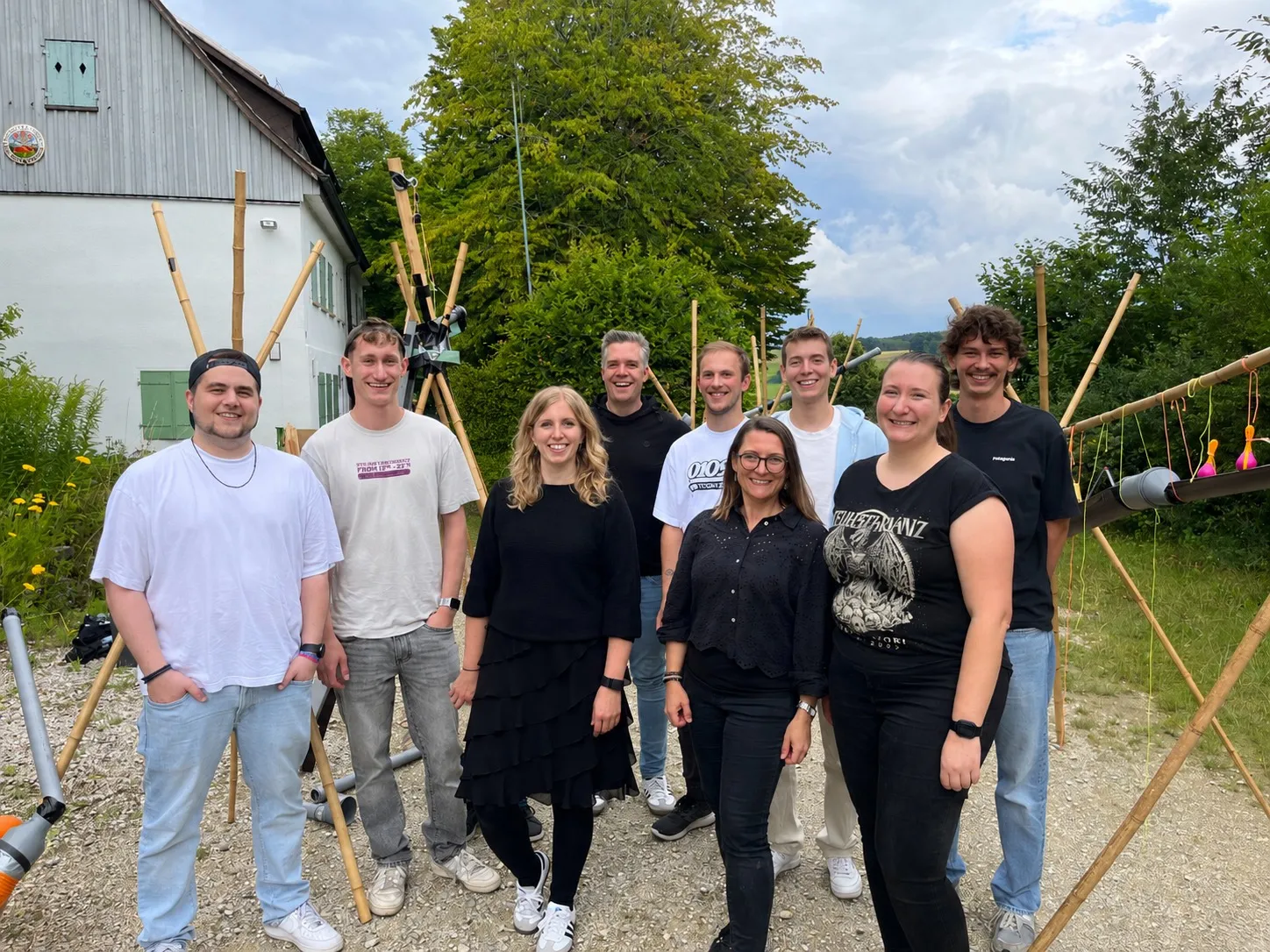 farbcode Team beim Sommer-Team-Event 2025 Das farbcode-Team beim Sommer-Team-Event 2025 vor der selbstgebauten XXL-Kugelbahn